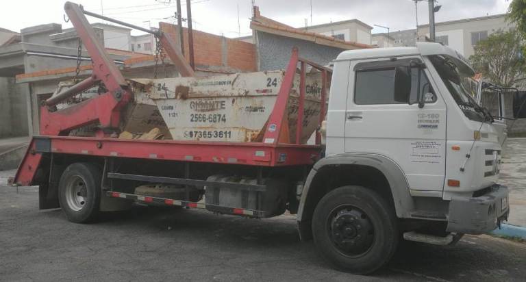 Caçamba de entulho em obra